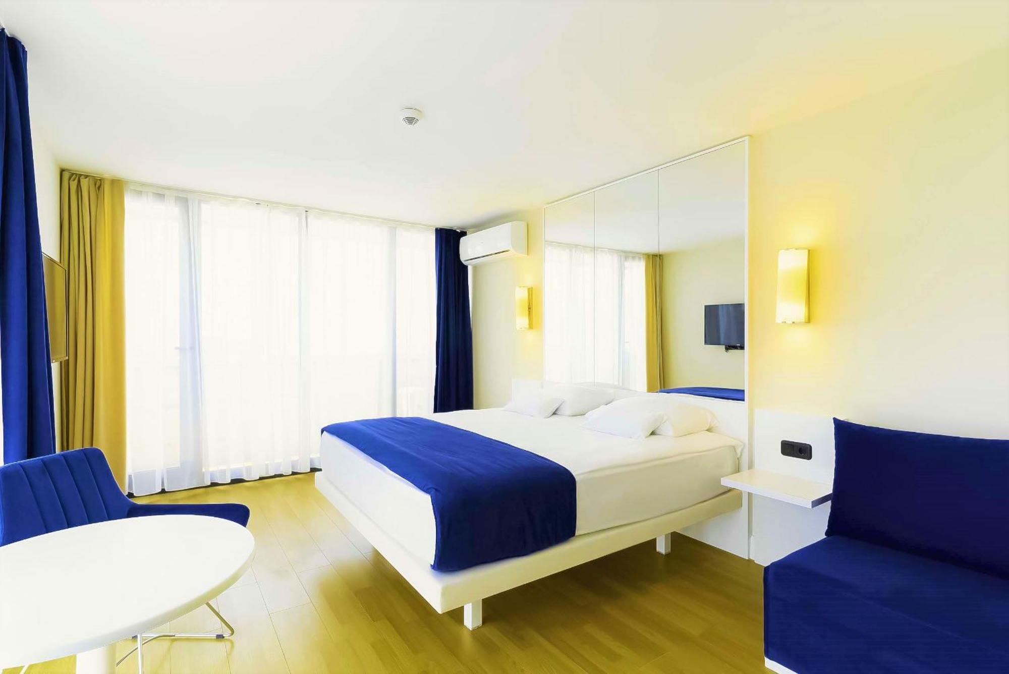 Orbi Twin Towers With Sea View 5*